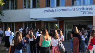 Groupe d'élève devant l'Institut de formations en Santé de Villefranche-sur-Saône