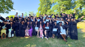 dans un parc une cinquantaine d'étudiants célèbrent leur fin d'étude