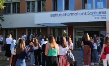 Groupe d'élève devant l'Institut de formations en Santé de Villefranche-sur-Saône