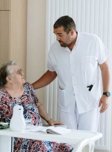 discussion entre une patiente et un soignant dans une chambre de l'hôpital de Beaujeu