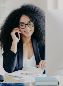 Jeune femme au téléphone prenant des notes