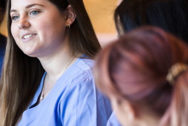 Des étudiants infirmiers dans un amphithéatre