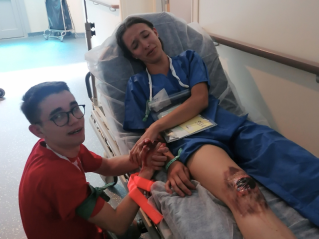 deux étudiants pendant l'exercice de simulation