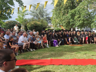vue de face de l'assemblée présente pour la remise de diplômes d'infirmier