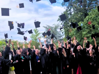 Les nouveaux diplomés infirmiers jettent en l'air leurs chapeaux de diplomation