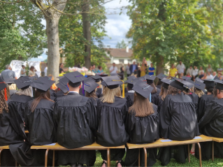 vue de dos des diplômés infirmiers