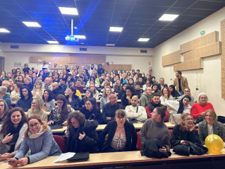 Remise des diplomes Aides-soignant décembre 2024 : l'amphithéatre del'IFS est plein 