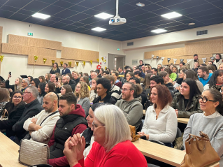 Remise des diplomes Aides-soignant décembre 2024 : les éleves et leurs proches dans l'amphithéatre