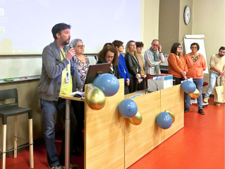 Remise des diplomes Aides-soignant décembre 2024 : Cyril Martinez, directeur de l'IFS, félicite les apprenants