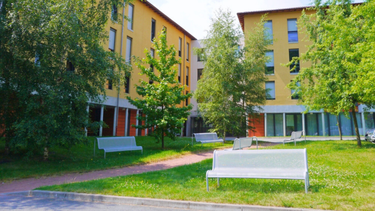 Vue de l'extérieure sur l'Ehpad La Clairière de Tarare et sur l'Institut de formations en Santé de Tarare